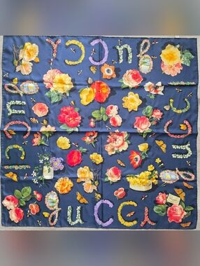 Auth NWOT Gucci Floral 💯 Silk Scarf